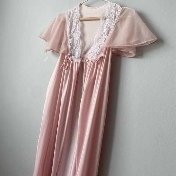 Vintage Silky Night Robe with Ruffled Sleeves and Lace Details Size Medium - Picture 3 of 13